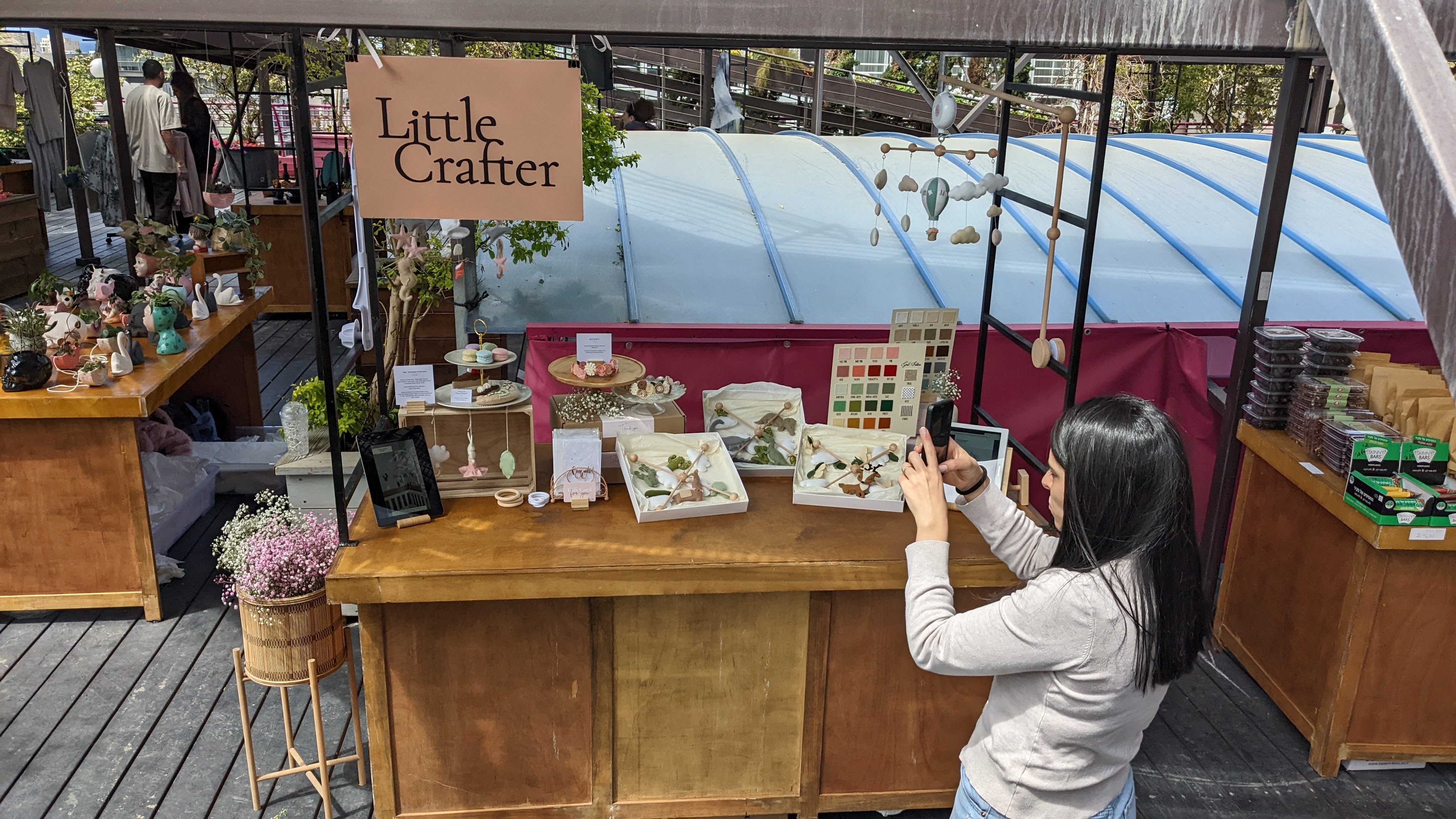 דוכן יצירה Little Crafter עם עבודות יד