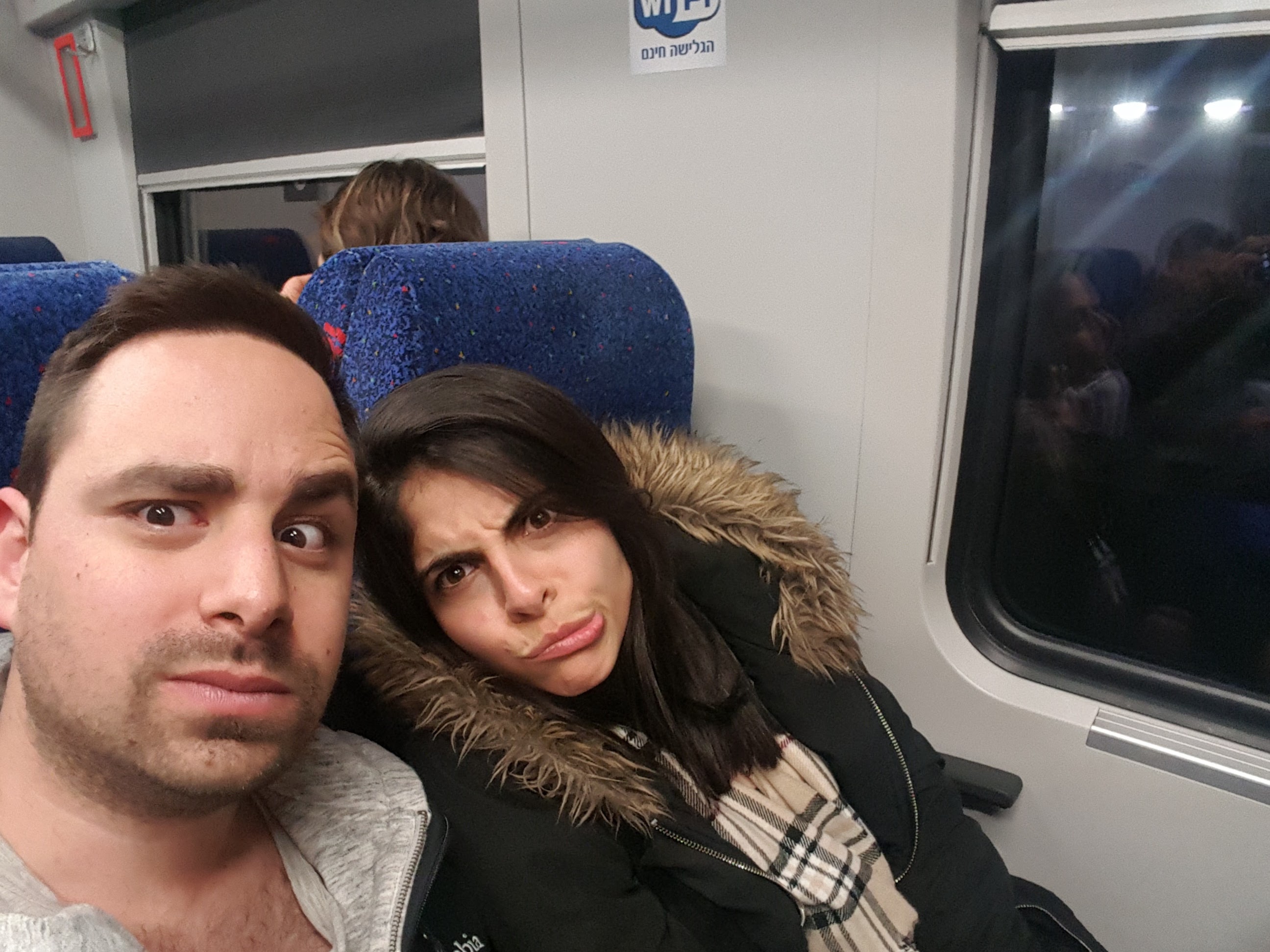 סלפי זוגי ברכבת עם פרצופים מצחיקים
